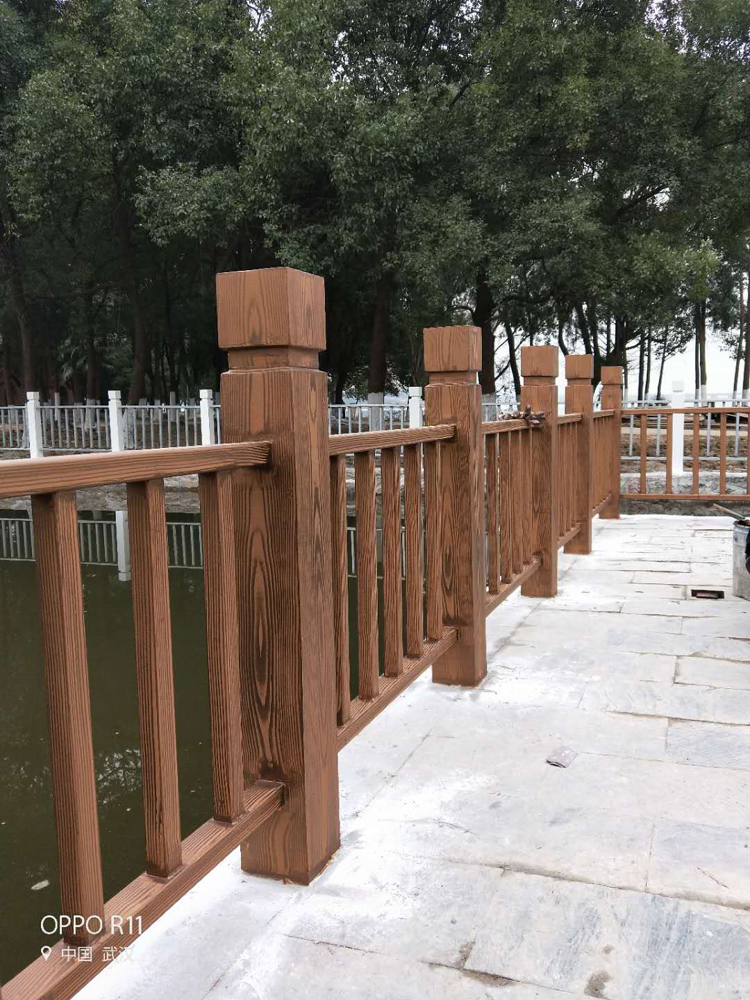河源河道护栏木纹漆施工项目